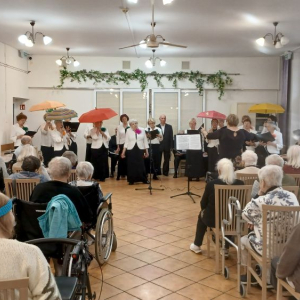 Chórzyści z rekwizytami.jpg