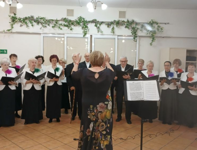Chór wraz z Dyrygentką