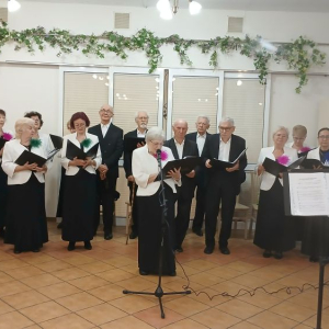 Chórzystka mówi do mikrofonu.jpg