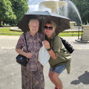Dwie kobiety na tle fontanny w Parku Saskim