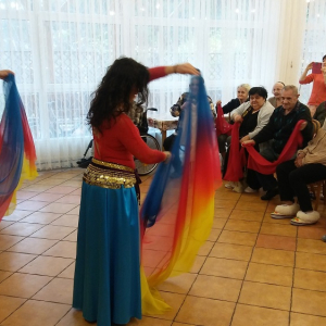 Kobiety w orientalnych strojach tańczące z chustami