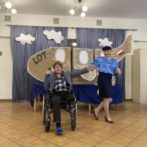 Mężczyzna na wózku inwalidzkim i tańcząca obok niego kobieta