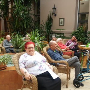 Seniorzy w kawiarence podczas spotkania okolicznościowego